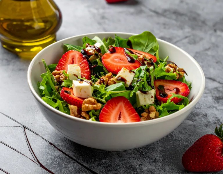 Feldsalat mit Erdbeeren, Feta-Käse und Wallnüssen | Sommersalat - Salat Rezepte bei Dilos Kitchen