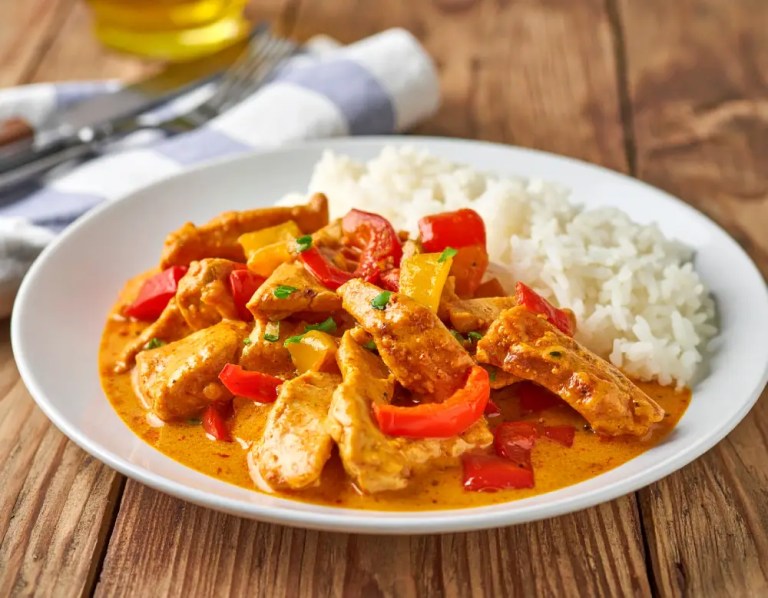 Hähnchengeschnetzeltes mit Reis und Paprika-Sahnce Sauce Rezept | Dilos Kitchen