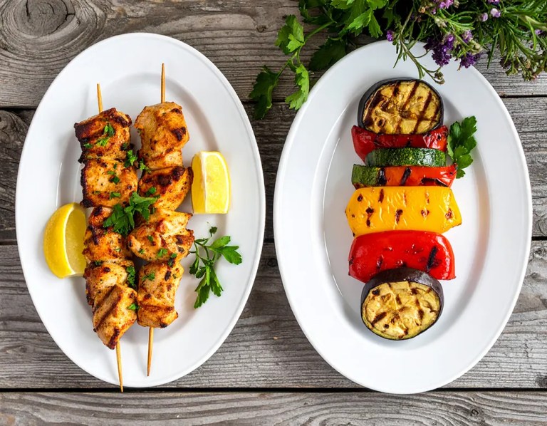 Hähnchenspiesse vom Grill mit Grillgemüse