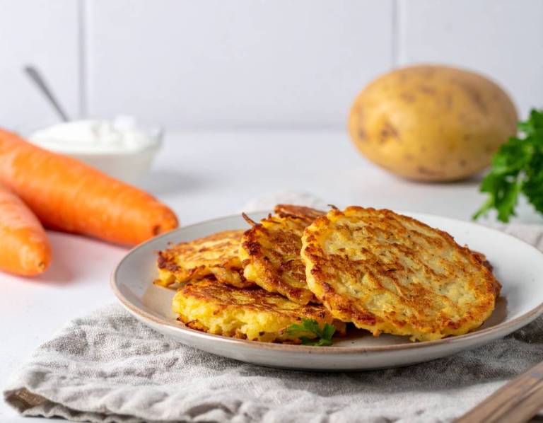 Frische Kartoffel-Karotten-Puffer Rezept bei Dilos Kitchen.