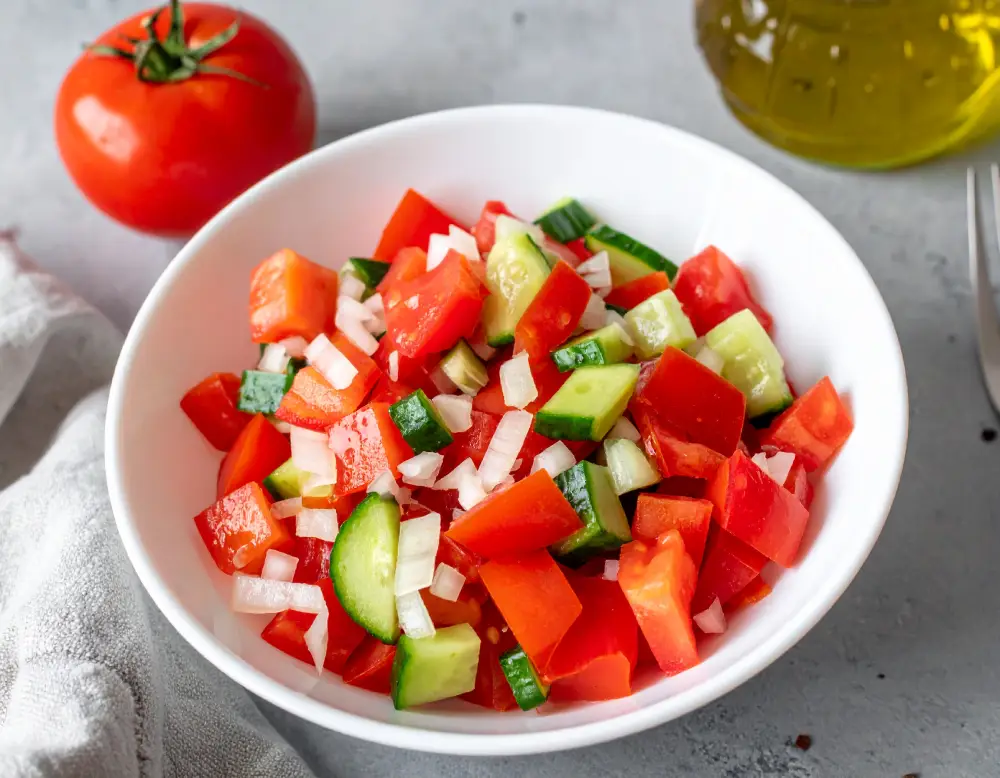 Tomatensalat Rezept mit Zwiebel und Gurke