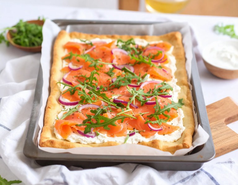 Ein frisch gebackener Flammkuchen mit Räucherlachs und Rucola - Rezept - Dilos Kitchen