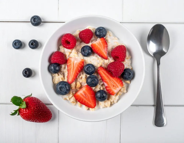 Joghurt-Bowl mit Haferflocken & Beeren Rezept | Dilos Kitchen