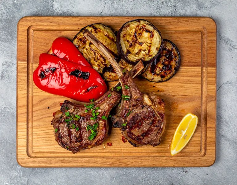 Lammkoteletts vom Grill - saftig, einfach & lecker - Rezepte bei Dilos Kitchen