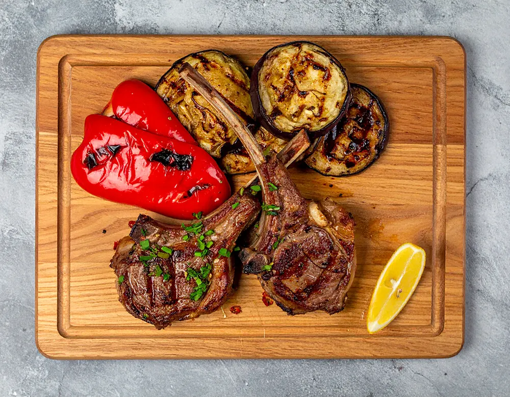 Lammkoteletts vom Grill - saftig, einfach & lecker - Rezepte bei Dilos Kitchen