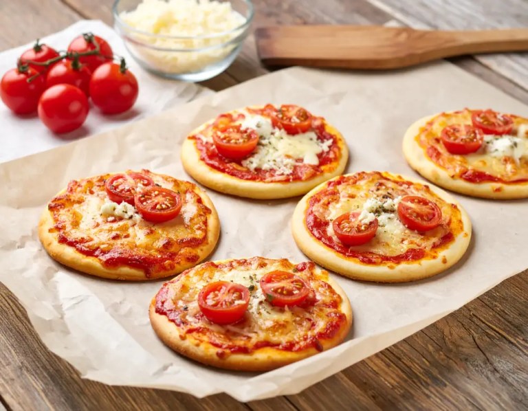 Mini Pizza - Mini Pizzen Rezept bei Dilos Kitchen