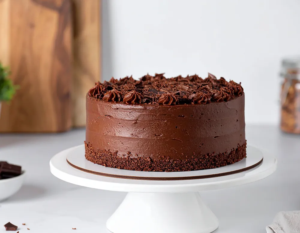 Schokoladentorte mit Buttercreme - Rezept | Schoko-Buttercreme Torte bei Dilos Kitchen