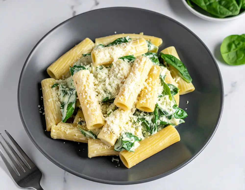 Rigatoni-Pasta mit Spinat-Sahne-Sauce Rezept