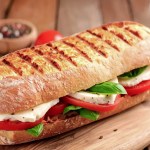 Tomate-Mozzarella Panini mit Basilikum-Pesto - Caprese-Panini Sandwich - Rezept bei Dilos Kitchen