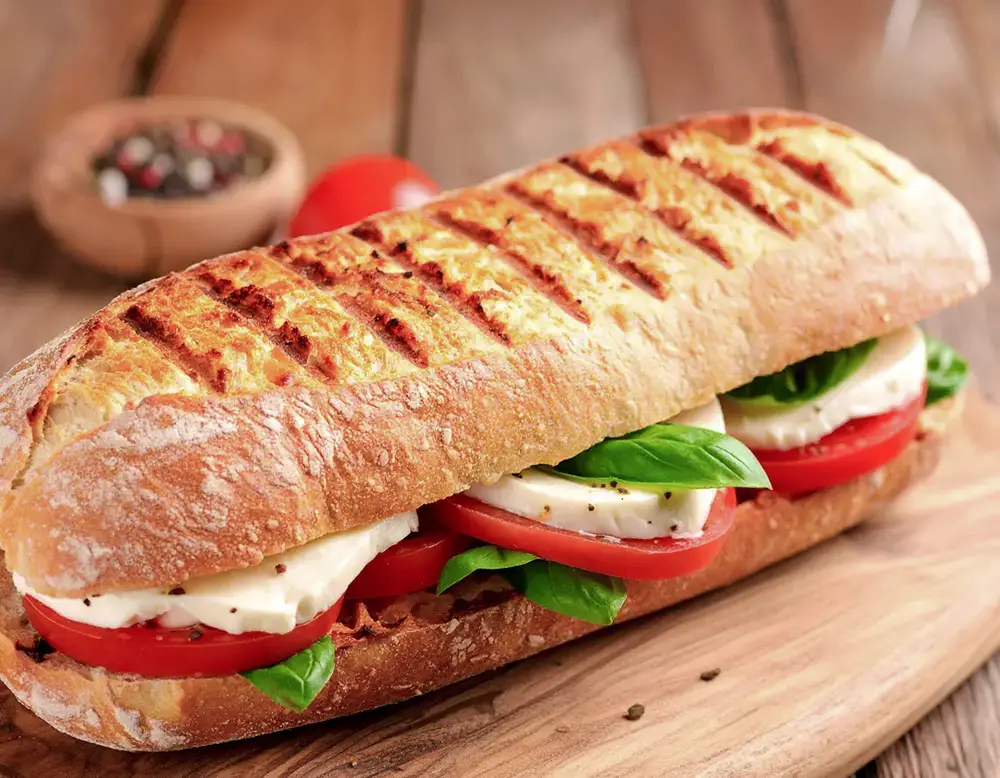 Tomate-Mozzarella Panini mit Basilikum-Pesto