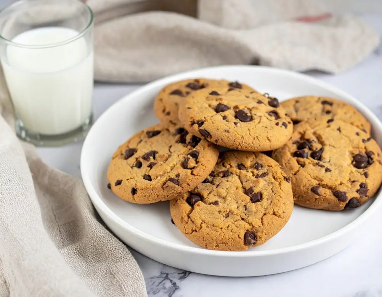 Low-Carb Chocolate Chip Cookies Rezept - Zuckerfrei - einfaches Backrezept - Dilos Kitchen