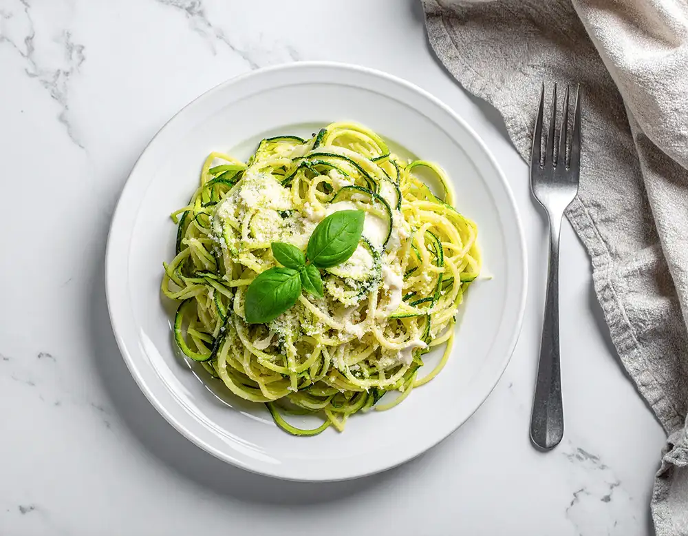 Zoodles - Zucchini-Spaghetti mit cremiger Sahnesauce -  Zucchini Nudeln Rezept bei DIlos Kitchen