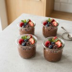 Low-Carb Schoko-Mousse mit Quark in Gläsern, mit Beeren und Schokoraspeln