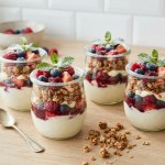 Beeren-Joghurt-Dessert im Glas mit Vanille und Granola
