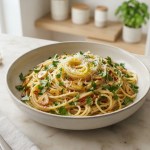 Spaghetti Aglio e Olio mit Parmesan, Chili und Petersilie in einer Schüssel